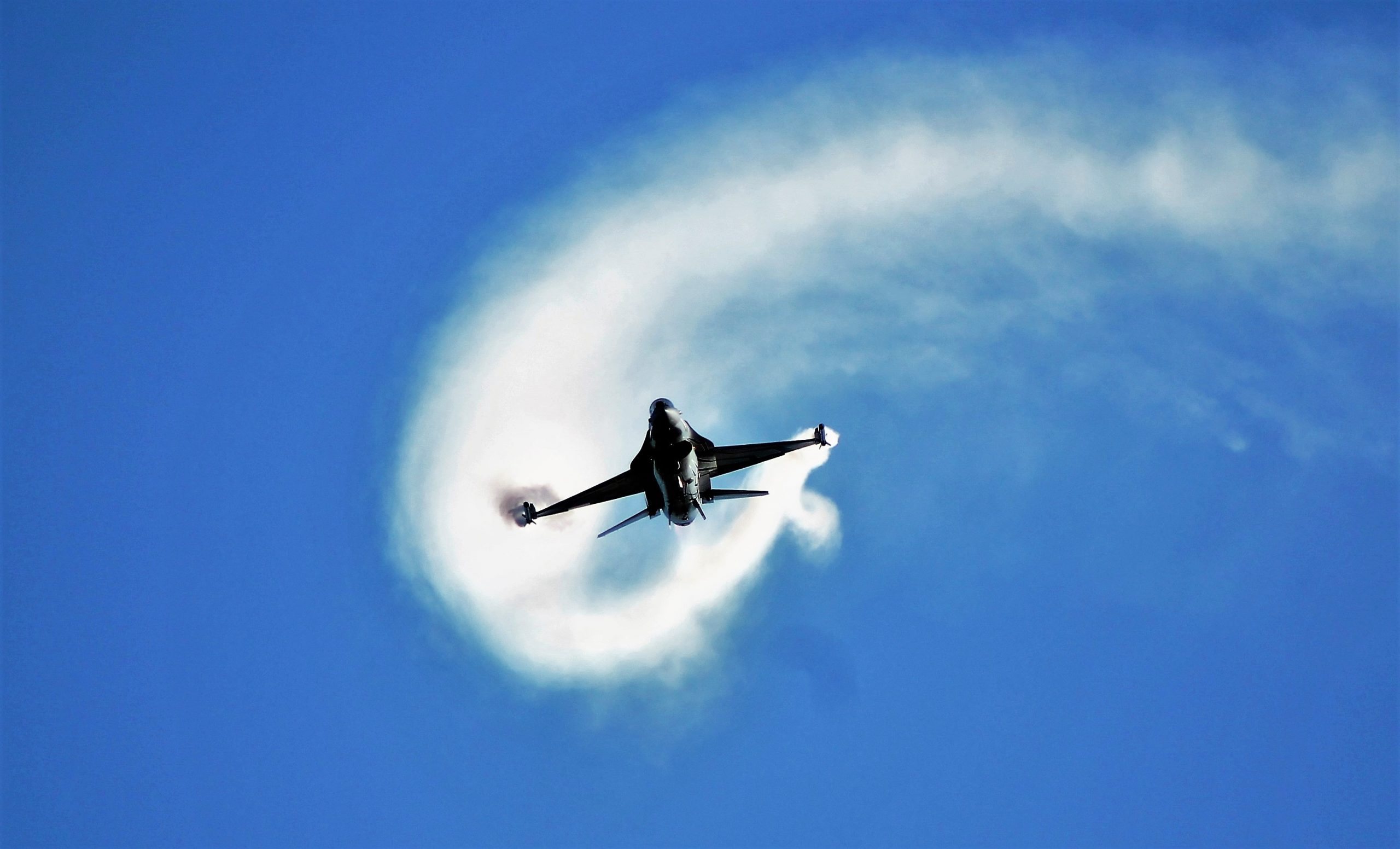 British man prevents U.S jet fighter from trouble