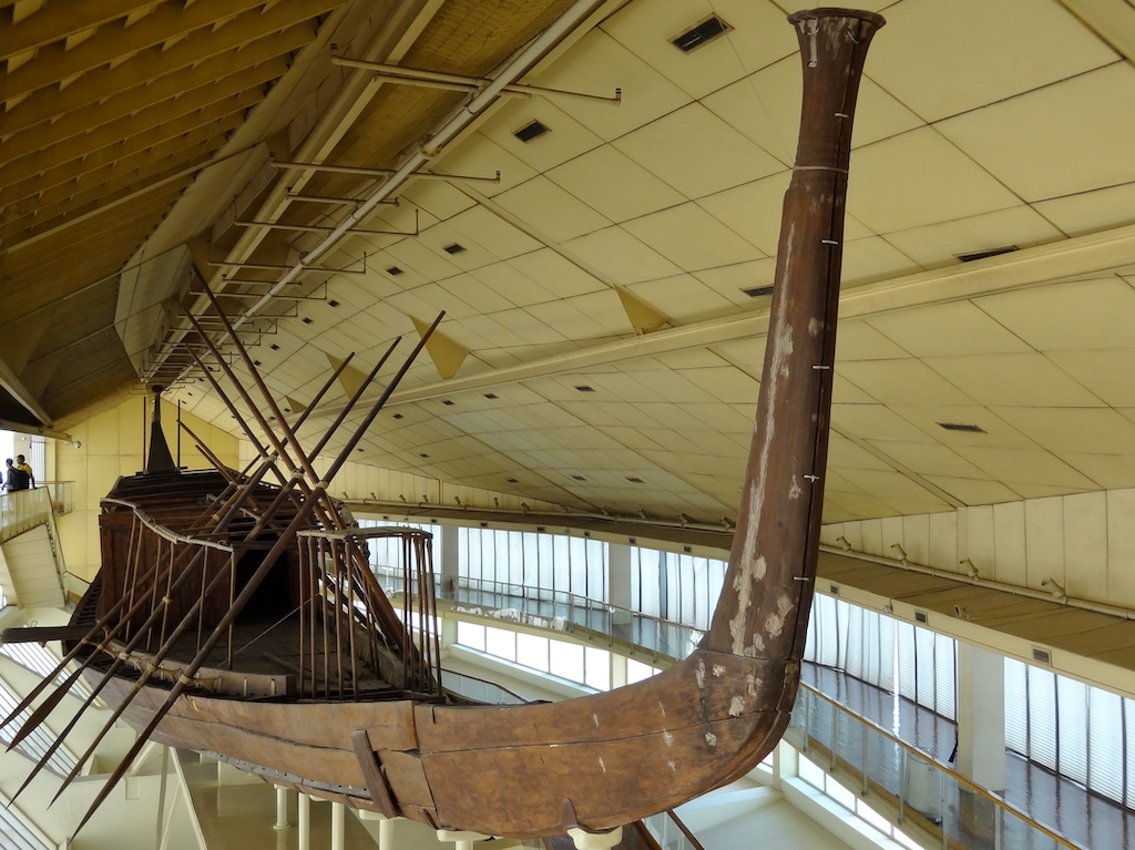 Cheops’ “solar boat” moved to the new museum of Giza