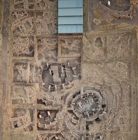 Who built these 11.000 years old advanced structures?