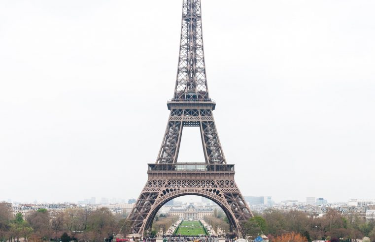 Walking on a slack-line from the Eiffel Tower